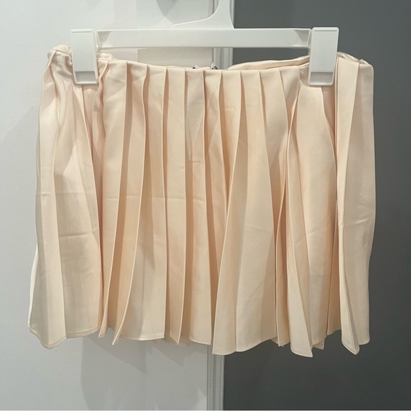 SOLD House of CB Ivory Pleated Satin Mini Skirt Emira size S - Picture 4 of 9